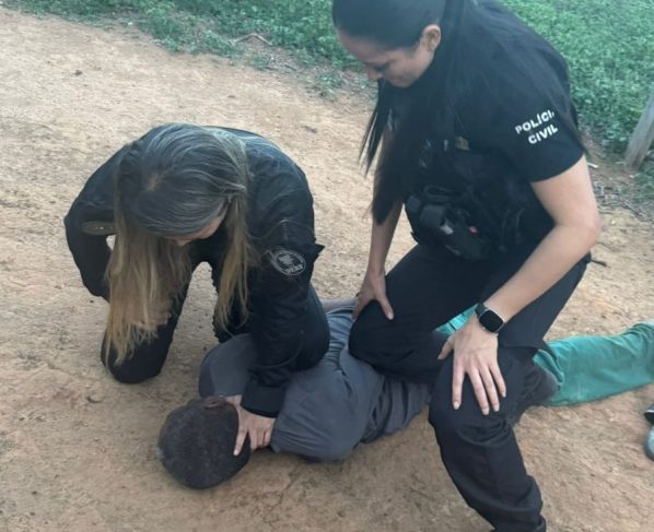 Raimundo Nonato dos Santos, que matou a ex-esposa a golpes de faca, foi capturado nesta quinta-feira (30) em área de mata com apoio do helicóptero do Ciopaer; crime chocou a cidade e reacendeu alerta sobre violência doméstica.