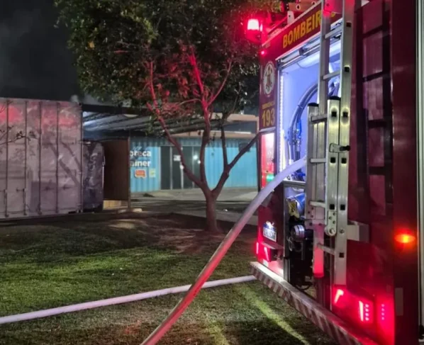 Bombeiros controlam princípio de incêndio em biblioteca de contêiner em Sinop