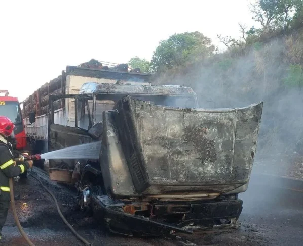 Bombeiros evitam propagação de incêndio em carreta na BR-364