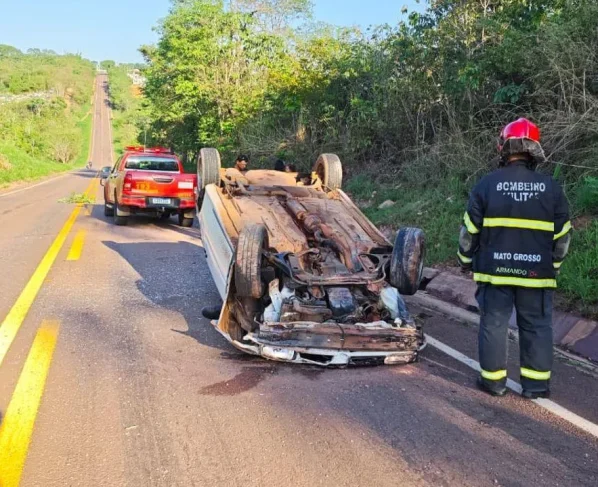 Bombeiros resgatam jovem após capotamento em MT-344
