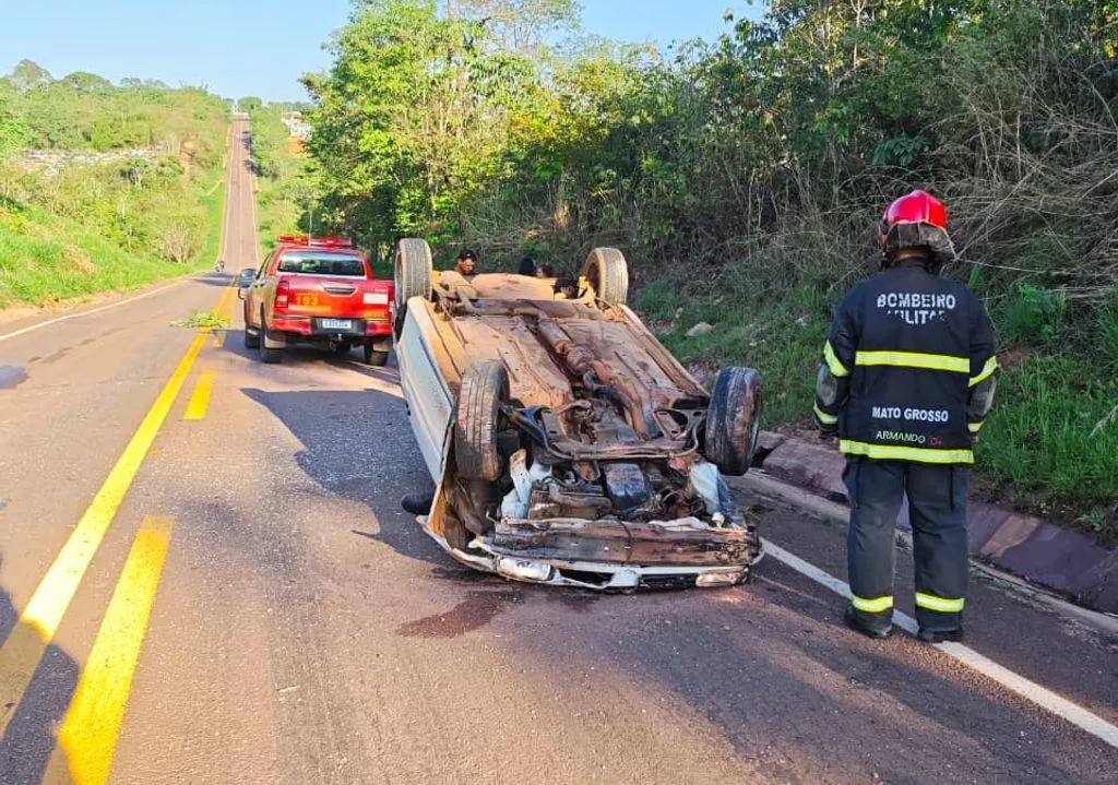 Bombeiros resgatam jovem após capotamento em MT-344
