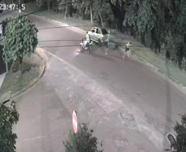Imagens mostram o momento em que a vítima é retirada de um carro e tenta correr para a mata antes de ser atingida por vários disparos; Polícia Civil investiga o caso.