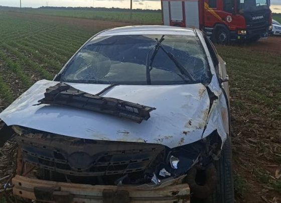 Vítima de 38 anos retornava para casa quando perdeu o controle da direção e capotou o carro; Bombeiros fizeram o resgate e encaminharam ao Hospital São Lucas