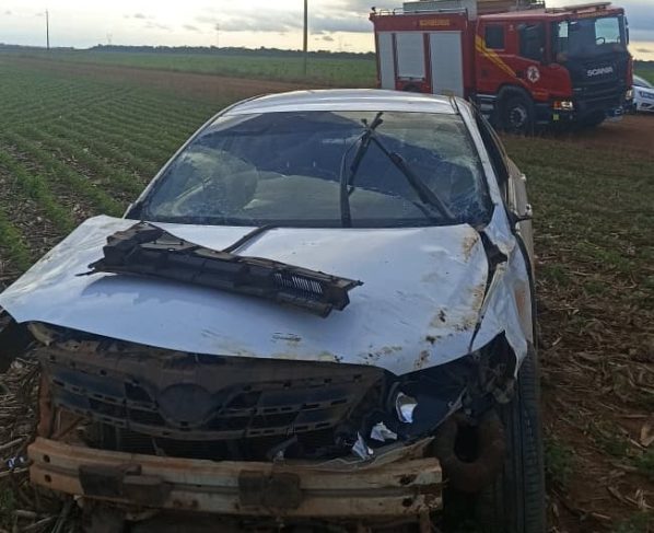 Vítima de 38 anos retornava para casa quando perdeu o controle da direção e capotou o carro; Bombeiros fizeram o resgate e encaminharam ao Hospital São Lucas
