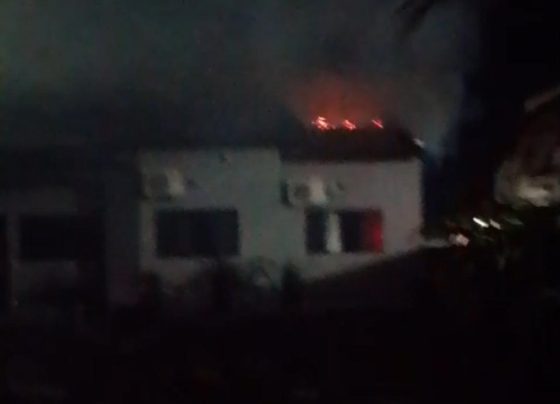 Fogo começou por volta das 3h no bairro Jardim Amazonas; casa também funcionava como oficina e foi completamente consumida pelas chamas