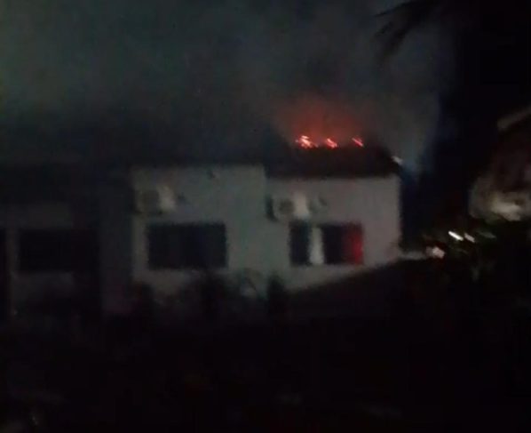Fogo começou por volta das 3h no bairro Jardim Amazonas; casa também funcionava como oficina e foi completamente consumida pelas chamas