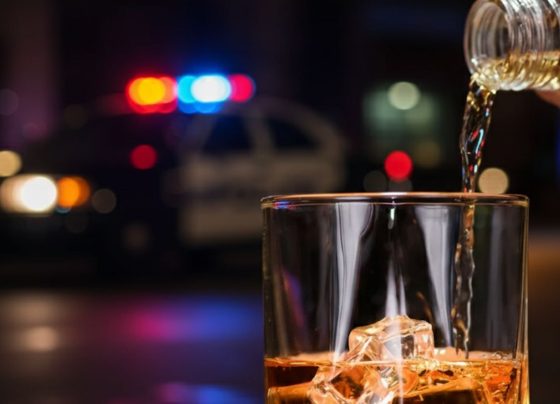 Casos de intoxicação por metanol e cerveja falsificada geram alerta