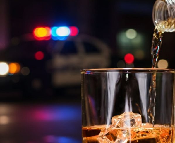 Casos de intoxicação por metanol e cerveja falsificada geram alerta