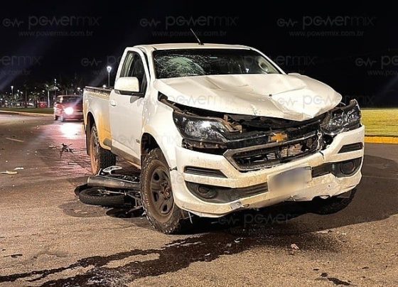A colisão envolveu uma caminhonete Chevrolet S10, de cor branca, e uma motocicleta Honda Biz, de cor preta