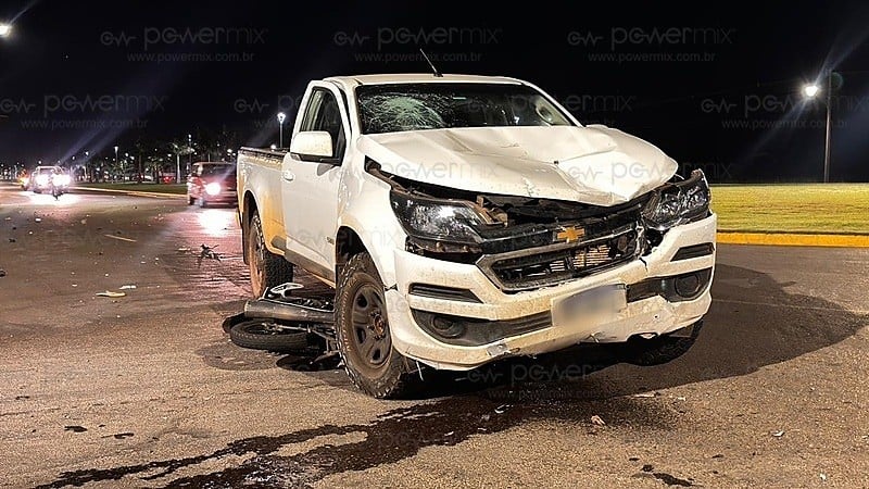 A colisão envolveu uma caminhonete Chevrolet S10, de cor branca, e uma motocicleta Honda Biz, de cor preta