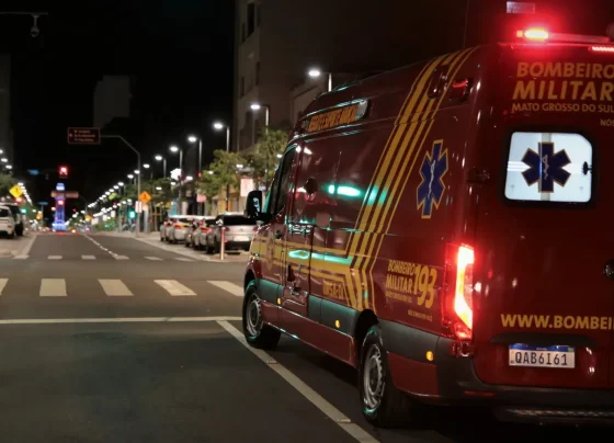 Motorista é resgatada após carro capotar e cair em valeta em Sinop