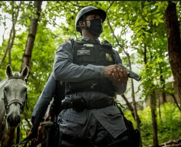 Pistola apreendida pela PM em frente ao PA de Nova Mutum
