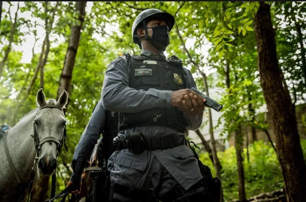 Pistola apreendida pela PM em frente ao PA de Nova Mutum