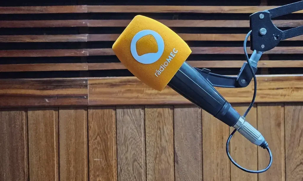Poetas são destaque no Conversa com o Autor na Rádio MEC neste domingo