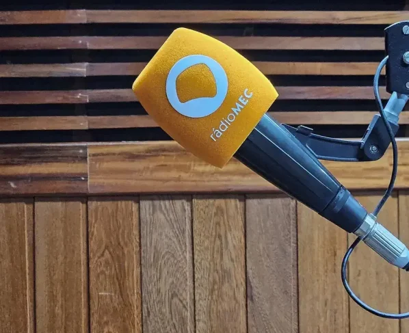 Poetas são destaque no Conversa com o Autor na Rádio MEC neste domingo