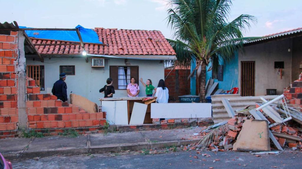 Prefeitura de Varzea Grande inicia entrega de kits emergenciais as familias atingidas por vendaval