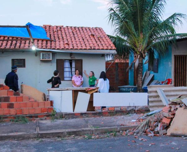 Prefeitura de Varzea Grande inicia entrega de kits emergenciais as familias atingidas por vendaval