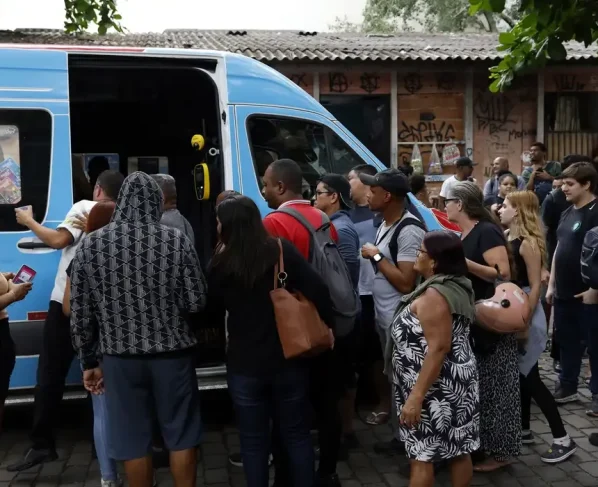 Tiroteio no Rio deixa 64 mortos e causa pânico entre moradores