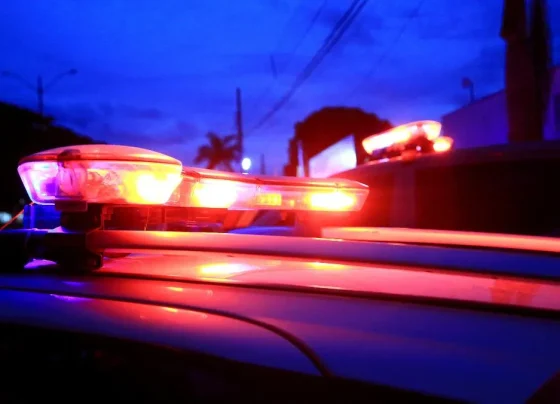Viatura da PM colide com poste durante perseguição em Barra do Garças