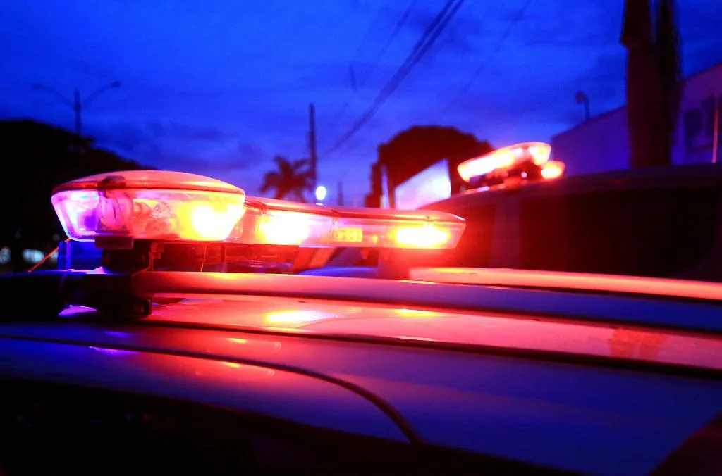 Viatura da PM colide com poste durante perseguição em Barra do Garças
