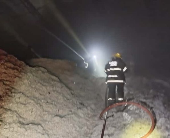 Fogo atingiu parte superior da estrutura do Armazém Piccini; operação utilizou cerca de 50 mil litros de água para conter as chamas