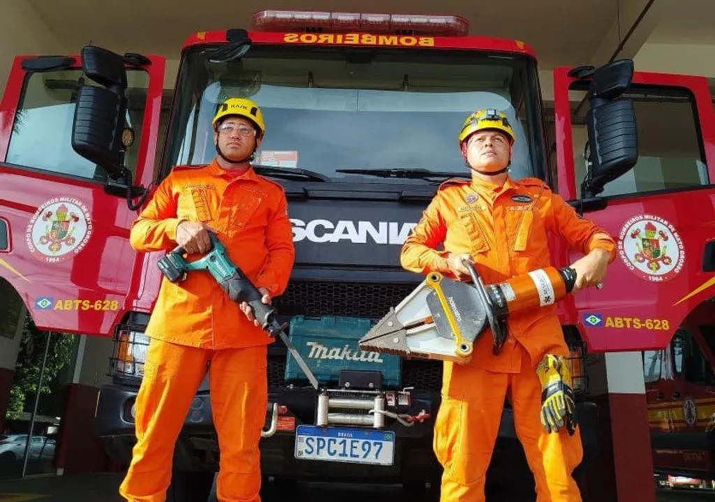 Bombeiros resgatam 13 pessoas presas em elevadores em MT