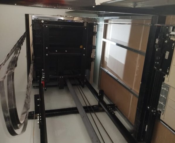 Pane súbita deixou moradores confinados dentro da cabine de um prédio comercial; equipe do Corpo de Bombeiros utilizou desencarcerador para abrir as portas e realizar o resgate com segurança.