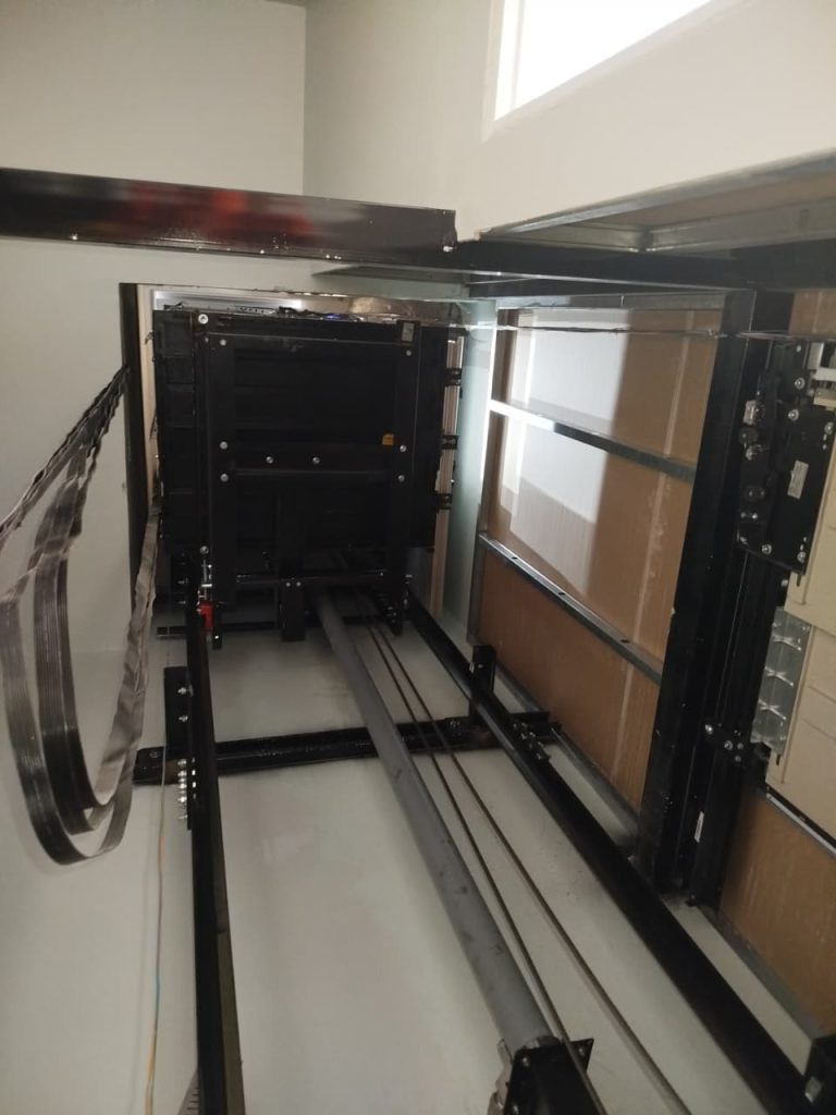 Pane súbita deixou moradores confinados dentro da cabine de um prédio comercial; equipe do Corpo de Bombeiros utilizou desencarcerador para abrir as portas e realizar o resgate com segurança.