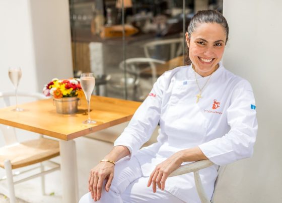 Mariana Fonseca em um dos restaurantes que criou após morar na Grécia: culinária associada ao estilo de vida