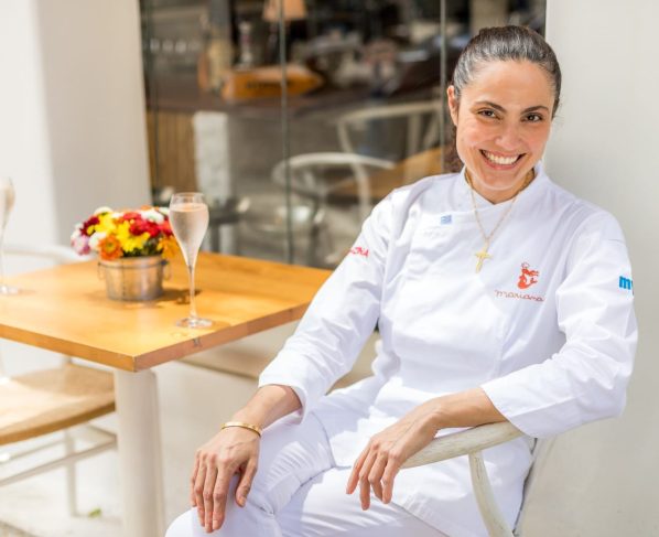 Mariana Fonseca em um dos restaurantes que criou após morar na Grécia: culinária associada ao estilo de vida