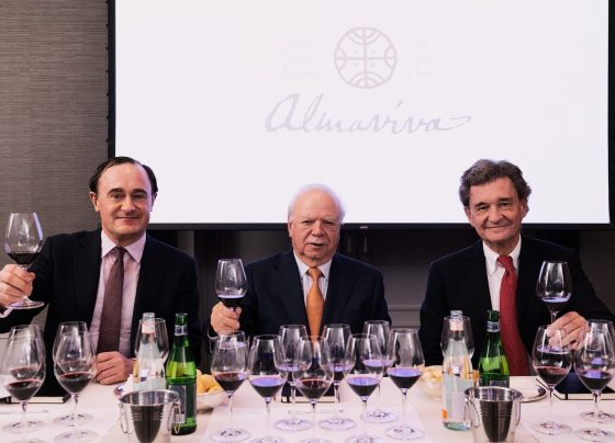 A partir da esquerda, Julien de Beaumarchais de Rothschild, Rafael Guilistati Gana e Philippe Sereys de Rothschild: herdeiros da companhia que mantém o legado do melhor de dois mundos