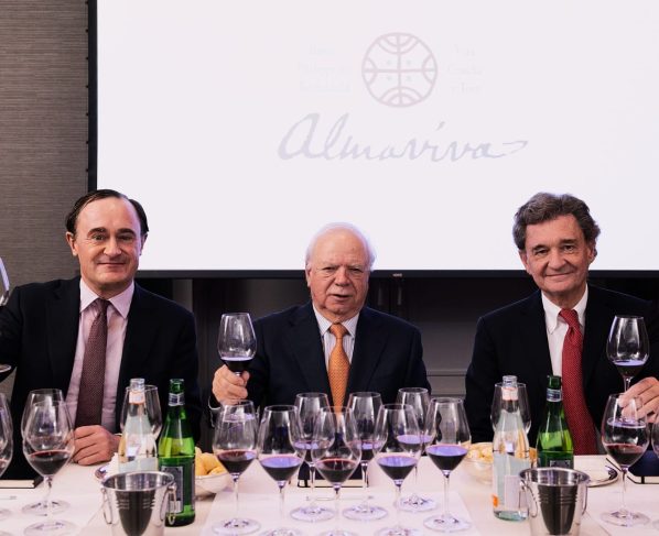 A partir da esquerda, Julien de Beaumarchais de Rothschild, Rafael Guilistati Gana e Philippe Sereys de Rothschild: herdeiros da companhia que mantém o legado do melhor de dois mundos