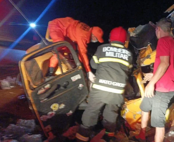 Corpo de Bombeiros atende acidente de trânsito com vítimas presas