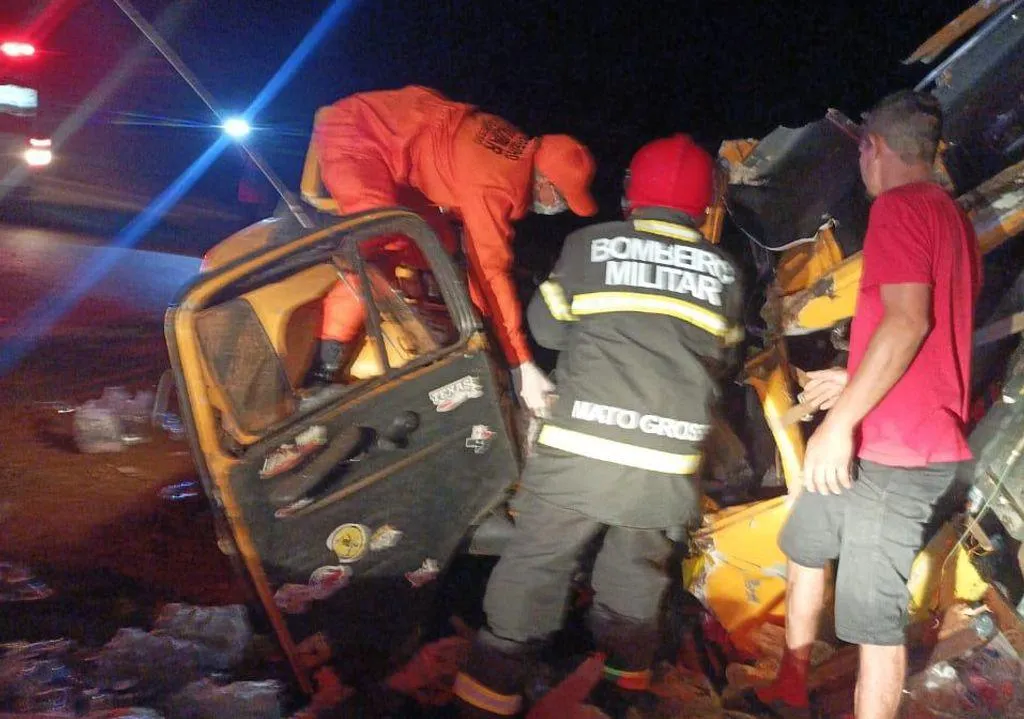 Corpo de Bombeiros atende acidente de trânsito com vítimas presas