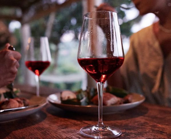 Entre os segmentos analisados, o subsetor de bares, discotecas e casas noturnas foi o mais afetado