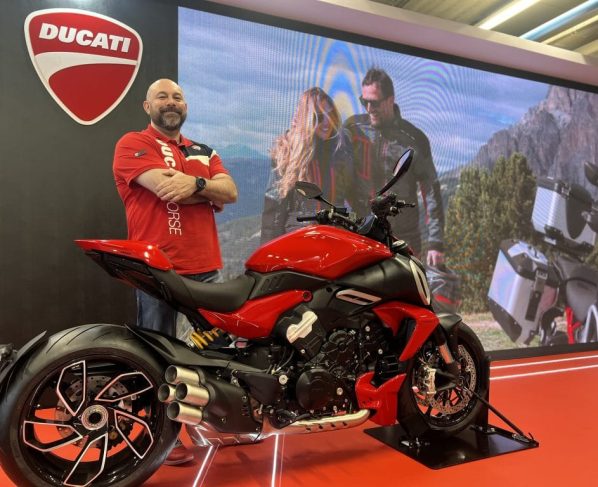 Daniel Paixão, CEO da Ducati do Brasil, ao lado do modelo Diavel V4