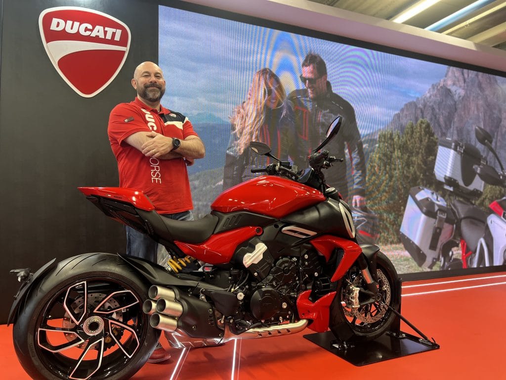 Daniel Paixão, CEO da Ducati do Brasil, ao lado do modelo Diavel V4