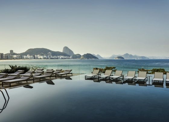 Vista da orla carioca a partir da piscina de borda infinita do Fairmont: atmosfera de luxo descontraído é valorizada pela identidade brasileira
