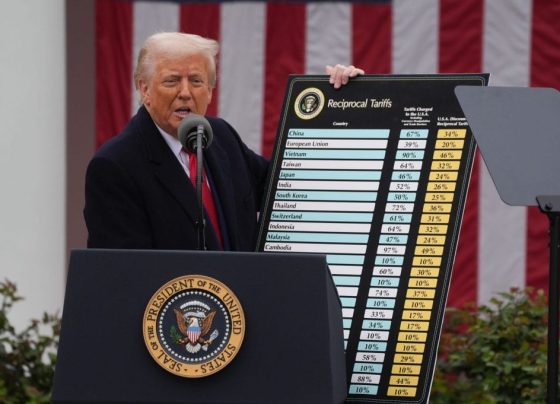 A explicação é que as tarifas criam um ambiente de incerteza que afeta a confiança de consumidores e investidores