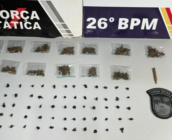 Suspeito já tinha passagens criminais e admitiu comercializar entorpecentes a mando de facção criminosa; operação ocorreu após denúncias de moradores sobre intenso fluxo de usuários e cheiro forte de maconha