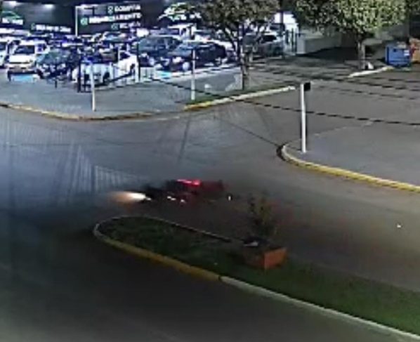 Mulher foi encontrada desacordada, sem capacete e com sangramento intenso; pessoa que a acompanhava fugiu do local a pé