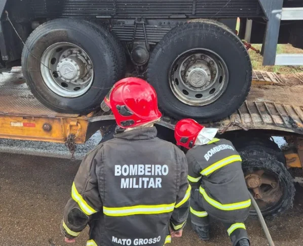 Incêndio em carreta prancha mobiliza equipes na BR-070