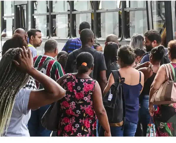 Desemprego cai com redução recorde na busca prolongada por trabalho