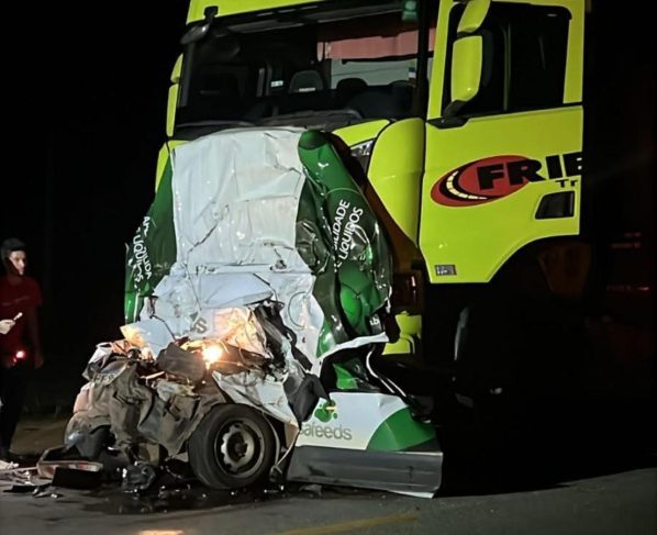 Carro foi esmagado ao entrar debaixo de uma carreta; este é o segundo acidente fatal registrado no mesmo dia na rodovia
