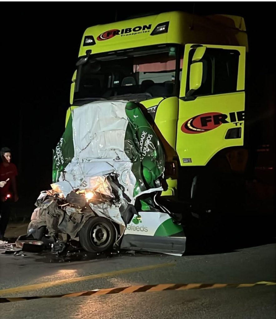 Carro foi esmagado ao entrar debaixo de uma carreta; este é o segundo acidente fatal registrado no mesmo dia na rodovia