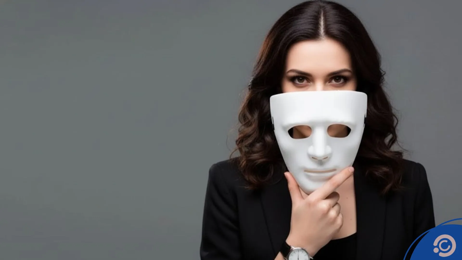 Mulher usando máscara