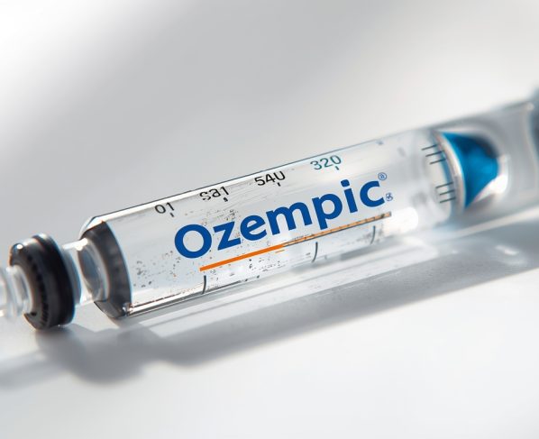 Lucid Origin A closeup view of a pen injector with a transpare 3 1