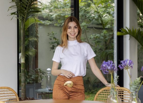 A arquiteta santista Mariana Crego em uma das dez casas que projetou e decorou no litoral paulista. As vendas só começam com o Habite-se aprovado