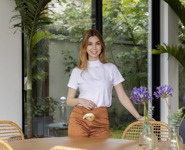 A arquiteta santista Mariana Crego em uma das dez casas que projetou e decorou no litoral paulista. As vendas só começam com o Habite-se aprovado