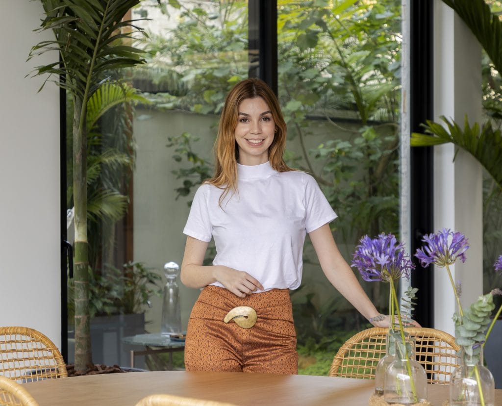 A arquiteta santista Mariana Crego em uma das dez casas que projetou e decorou no litoral paulista. As vendas só começam com o Habite-se aprovado